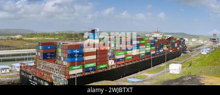 Colon, Panama - 22. Januar 2024: Panoramablick auf ein großes Containerschiff Costco Fortune durch die Schleusen der Agua Clara auf dem Panamakanal Stockfoto