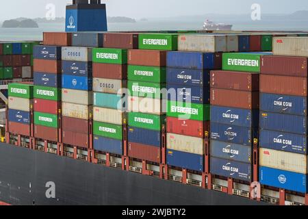 Colon, Panama – 22. Januar 2024: Container stapelten sich hoch auf einem Schiff, das die Schleusen der Agua Clara am Panamakanal durchquert Stockfoto
