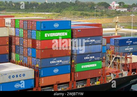 Colon, Panama – 22. Januar 2024: Container stapelten sich hoch auf einem Schiff, das die Schleusen der Agua Clara am Panamakanal durchquert Stockfoto