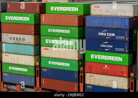 Colon, Panama – 22. Januar 2024: Container stapelten sich hoch auf einem Schiff, das die Schleusen der Agua Clara am Panamakanal durchquert Stockfoto