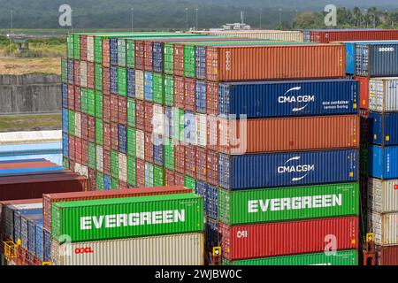 Colon, Panama – 22. Januar 2024: Container stapelten sich hoch auf einem Schiff, das die Schleusen der Agua Clara am Panamakanal durchquert Stockfoto