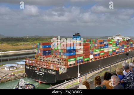 Colon, Panama - 22. Januar 2024: Schlepper, die einem großen Containerschiff Costco Fortune bei der Durchfahrt der Schleusen von Agua Clara auf dem Panamakanal helfen Stockfoto