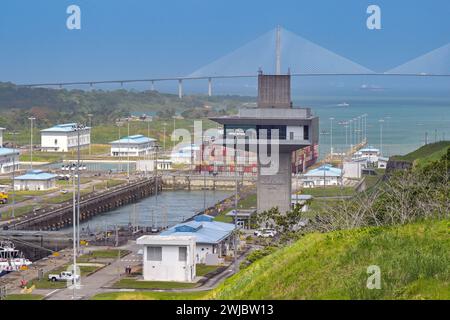 Colon, Panama - 22. Januar 2024: Landschaftsansicht der Schleusen von Agua Clara und des Kontrollturms auf dem Panamakanal Stockfoto