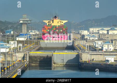 Panamakanal, Panama - 23. Januar 2024: Panoramablick auf eine der Cocoli Kanalschleusen Stockfoto