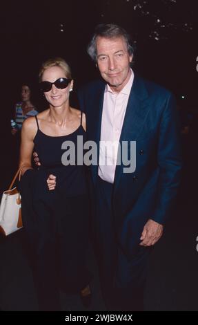 Charlie Rose und Amanda Burden bei einer Aufführung von „The Seagull“ im Delacorte Theatre im Central Park in New York City am 8. August 2001. Foto: Henry McGee/MediaPunch Stockfoto