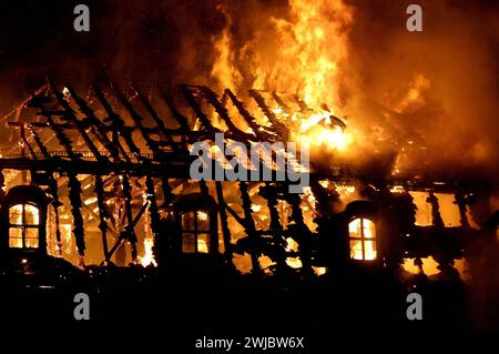 WEIMAR: Großbrand in der Herzogin Anna Amalia Bibliothek WEIMAR, DEUTSCHLAND - 2. SEPTEMBER: 2. September 2004 wütet in der Herzogin Anna Amalia Bibliothek in Weimar, Thüringen, Deutschland, ein verheerender Brand. Ein Kabelbrand löste einen Großbrand in der Herzogin Anna Amalia Bibliothek aus. Über 50,000 Bücher von unschätzbarem Wert wurden verbrannt, 118,000 teilweise schwer beschädigt. Es war der größte Bibliotheksbrand in der deutschen Nachkriegsgeschichte. *** WEIMAR Großfeuer in der Herzogin Anna Amalia Bibliothek WEIMAR, DEUTSCHLAND 2. SEPTEMBER 2004, eine verheerende Feuerwut Stockfoto