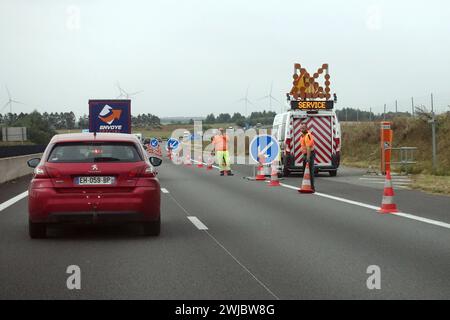 29.09.2023, Anneux, Hauts-de-France, FRA - Spurverengung aufgrund einer temporaeren Strassenbaustelle auf der A2. A2, Alltag, Anneux, aussen, Aussenaufnahme, Autobahn, Autofahrer, Automobil, Autos, Autoverkehr, Baustelle, einspurig, Europa, europaeisch, Fahrzeuge, Frankreich, Franzoesisch, Gesellschaft, Hauts-de-France, Herbst, Individualverkehr, Jahreszeit, Kfz, Kraftfahrzeuge, Menschen, Personen, Personenkraftwagen, PKW, QF, Querformat, Spurverengung, Strasse, Strassenbauarbeiter, Strassenbaustelle, Strassenmeisterei, Strassenszene, Strassenverkehr, temporaer, Verkehr, Wegebau, Westeuropa, Stockfoto