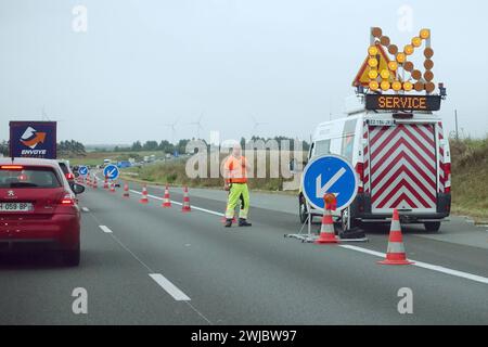 29.09.2023, Anneux, Hauts-de-France, FRA - Spurverengung aufgrund einer temporaeren Strassenbaustelle auf der A2. A2, Alltag, Anneux, aussen, Aussenaufnahme, Autobahn, Autofahrer, Automobil, Autos, Autoverkehr, Baustelle, einspurig, Europa, europaeisch, Fahrzeuge, Frankreich, Franzoesisch, Gesellschaft, Hauts-de-France, Herbst, Individualverkehr, Jahreszeit, Kfz, Kraftfahrzeuge, Menschen, Personen, Personenkraftwagen, PKW, QF, Querformat, Spurverengung, Strasse, Strassenbauarbeiter, Strassenbaustelle, Strassenmeisterei, Strassenszene, Strassenverkehr, temporaer, Verkehr, Wegebau, Westeuropa, Stockfoto