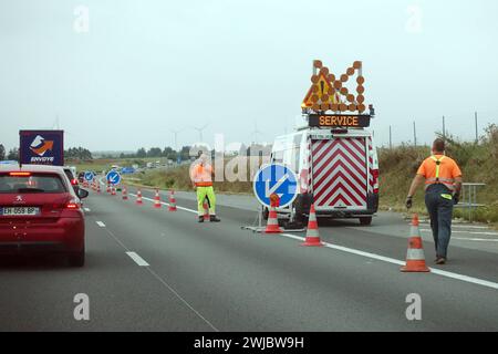 29.09.2023, Anneux, Hauts-de-France, FRA - Spurverengung aufgrund einer temporaeren Strassenbaustelle auf der A2. A2, Alltag, Anneux, aussen, Aussenaufnahme, Autobahn, Autofahrer, Automobil, Autos, Autoverkehr, Baustelle, einspurig, Europa, europaeisch, Fahrzeuge, Frankreich, Franzoesisch, Gesellschaft, Hauts-de-France, Herbst, Individualverkehr, Jahreszeit, Kfz, Kraftfahrzeuge, Menschen, Personen, Personenkraftwagen, PKW, QF, Querformat, Spurverengung, Strasse, Strassenbauarbeiter, Strassenbaustelle, Strassenmeisterei, Strassenszene, Strassenverkehr, temporaer, Verkehr, Wegebau, Westeuropa, Stockfoto