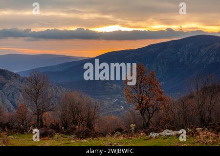 Wunderschöner Landschaftsblick auf die Gipfel des Rhodope-Gebirges in Bulgarien Stockfoto