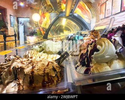 Eisbecher in einer Gelateria, die darauf warten, für Kunden abgeholt zu werden, Innenansicht eines Eiskühlers oder Gefrierschranks mit farbenfrohen, handwerklichen Aromen Stockfoto