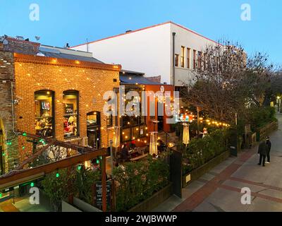 Essen im Freien in Pasadena, Kalifornien, Abendessen im Freien bei Sommerwetter am Abend, gemütliches Abendessen draußen auf dem Bürgersteig Stockfoto