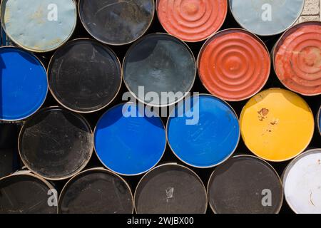 Gestapelte Fässer für Industrieöl und Chemikalien. Stockfoto