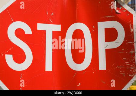 Nahaufnahme des Verkehrsstopp-Schilds. Stockfoto