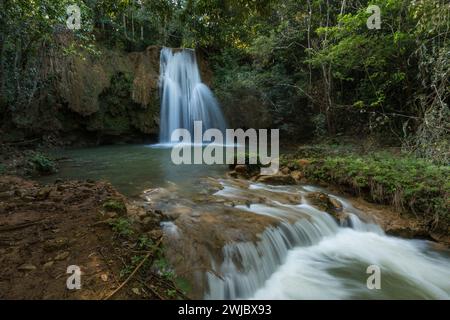 Ein kleinerer Wasserfall am Limon River in der Nähe der wichtigsten Wasserfälle von El Limon in der Dominikanischen Republik. Eine langsame Verschlusszeit wurde verwendet, um das Wasser zu erzeugen Stockfoto