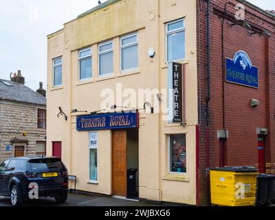 Ramsbottom Bury UK 10. Februar 2024. Theatre Royal, Smithy Street, Ramsbottom, vor dem Veranstaltungsort und Eingang mit Schild über der Tür Stockfoto