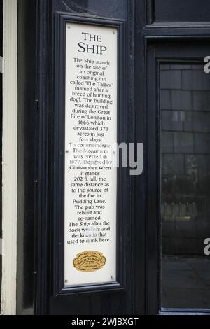 Informationsschild vor dem Ship Public House, 11 Talbot Court, historischer traditioneller Londoner Pub. Stockfoto