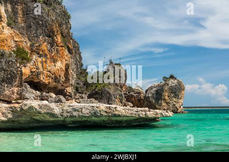 Kristallklares Wasser im Karibischen Meer in der Bucht der Adler, Jaragua Nationalpark, Dominikanische Republik. Wüstenklima mit Kakteen und Dornen Stockfoto