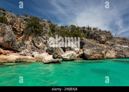 Kristallklares Wasser im Karibischen Meer in der Bucht der Adler, Jaragua Nationalpark, Dominikanische Republik. Wüstenklima mit Kakteen und Dornen Stockfoto