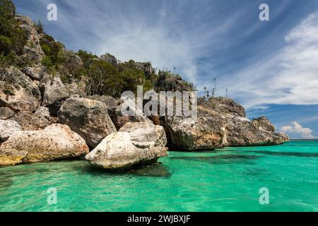 Kristallklares Wasser im Karibischen Meer in der Bucht der Adler, Jaragua Nationalpark, Dominikanische Republik. Wüstenklima mit Kakteen und Dornen Stockfoto