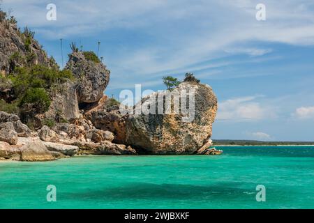 Kristallklares Wasser im Karibischen Meer in der Bucht der Adler, Jaragua Nationalpark, Dominikanische Republik. Wüstenklima mit Kakteen und Dornen Stockfoto