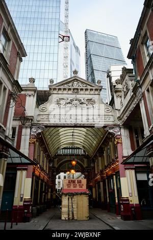 Eintritt zum historischen Leadenhall Market in der City of London mit modernen Gebäuden dahinter. Stockfoto