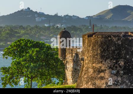 Eine spanische Guerite oder Wachtposten in Fortaleza San Felipe, heute ein Museum in Puerto Plata, Dominikanische Republik, mit Blick auf den Hafen. Stockfoto