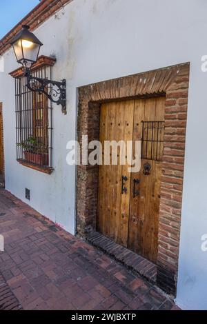 Hölzerne Tür in einem alten Kolonialgebäude an der Padre Billini Street, Kolonialstadt Santo Domingo, Dominikanische Republik. Ein UNESCO-Weltkulturerbe. Stockfoto