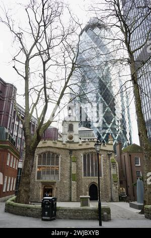 St. Helen's Church, Bishopsgate, eine anglikanische Kirche aus dem 12. Jahrhundert mit dem Gherkin-Wolkenkratzer dahinter. Stockfoto