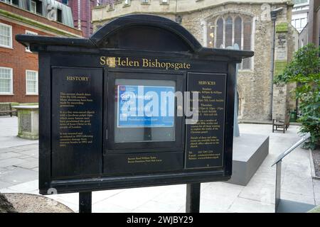 Das Schild vor der St. Helen's Church, dem Bischopsgate und der anglikanischen Kirche aus dem 12. Jahrhundert. Stockfoto