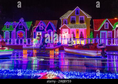 Millionen von Weihnachtslichtern schmücken den Ibero-American Park in Santo Domingo, Dominikanische Republik. Stockfoto