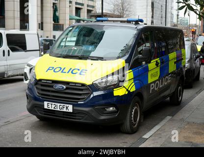 Ford Transit City of London Polizeifahrzeug auf einer London Street geparkt. Stockfoto