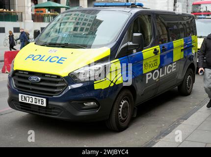 Ford Transit City of London Polizeifahrzeug auf einer London Street geparkt. Stockfoto