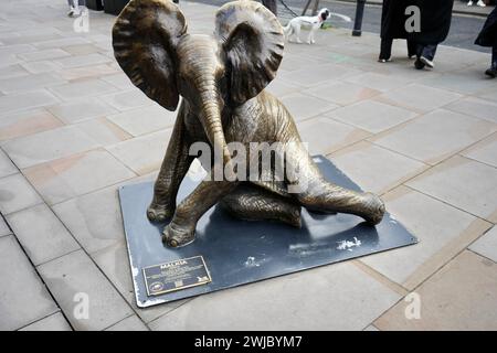 Bronze-Elefantenskulptur „Malkia“ in der Nähe des Spitalfields Markts. Stockfoto