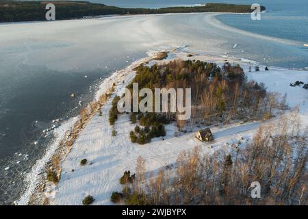 Ein einsames Haus auf der Insel Kresuli zwischen der Halbinsel Viimsi und der Insel Aegna. Foto von einer Drohne im Winter. Hochwertige Fotos Stockfoto