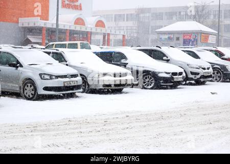 Weißrussland, Minsk - 29. november 2023: Autos im Schnee im Schnee Stockfoto