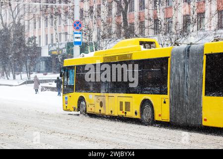 Weißrussland, Minsk - 29. november 2023: Bus bei Schnee Nahaufnahme Stockfoto