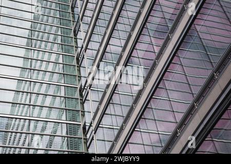 Bunte Reflexionen auf den Glasfenstern des modernen architektonischen Büroturms in Montreal, Quebec, Kanada. Stockfoto