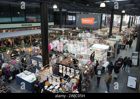Verkaufsstände und Shopper am Old Spitalfields Market, seit 1666 Handel. Stockfoto