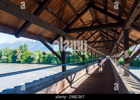 Inn, hölzerne Fußgängerbrücke Innsteg Hall in Tirol Region Hall-Wattens Tirol, Tirol Österreich Stockfoto