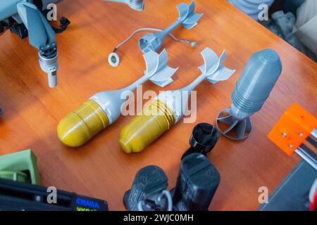 Prototypenmodell der Raketenbombenspitze, gedruckt auf 3D-Drucker. Kleine farbige Modelle von Heckflossen, Heckkonus auf 3D-Drucker aus geschmolzenem Kunststoff auf dem Tisch gedruckt. Neue, innovative Drucktechnologie Stockfoto