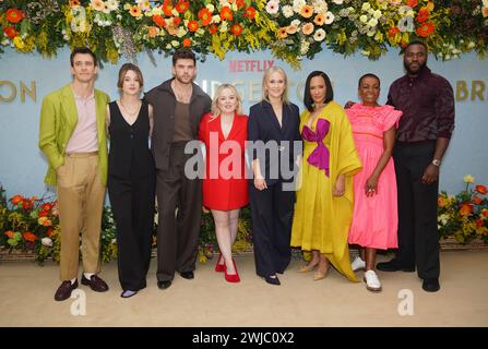 (Von links nach rechts) Luke Thompson, Claudia Jessie, Luke Newton, Nicola Coughlan, Jess Brownell, Golda Rosheuvel, Adjoa Andoh und Martins Imhangbe nehmen an einer Vorführung der dritten Serie des Netflix-Dramas Bridgerton in Claridges im Zentrum von London Teil. Bilddatum: Mittwoch, 14. Februar 2024. Stockfoto