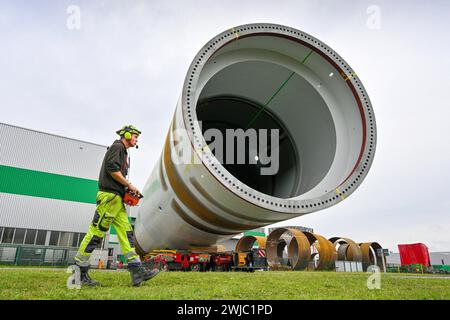 Produktion von Windturbinen Rostock Rostock, DEUTSCHLAND - 22. SEPTEMBER: Dieses Bild zeigt den Transport der Fundamente von Windkraftanlagen im Seehafen Rostock am 22. September 2023 in Rostock, Deutschland. Ein Blick auf das Gelände der Firma EEW Special PipeConstruction GmbH im Seehafen Rostock. Ein Monopile, das Fundament der Windturbinen, wird für den Transport zu einem Windpark vorbereitet. EEW wird in Kürze ein weiteres Pipelinewerk an der US-amerikanischen Ostseeküste im Bundesstaat New Jersey in Betrieb nehmen. DERZEIT wird ein Offshore-Windpark nördlich der Insel Rügen bauen und s Stockfoto