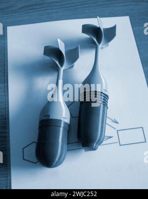 Prototypenmodell der Raketenbombenspitze, gedruckt auf 3D-Drucker. Kleine Modelle von Heckflossen, Heckkonus gedruckt auf 3D-Drucker aus geschmolzenem Kunststoff. Militärische Waffen. Neue, innovative Drucktechnologie Stockfoto