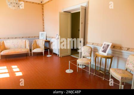 Der Salon im Musée Renoir, dem ehemaligen Haus von Pierre Auguste Renoir in Cagnes-Sur-Mer, Frankreich, lebte und malte in dem Haus. (135) Stockfoto