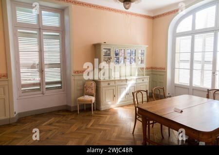 Speisesaal im Musée Renoir, dem ehemaligen Haus von Pierre Auguste Renoir in Cagnes-Sur-Mer, Frankreich, lebte und malte der Künstler in dem Haus. (135) Stockfoto