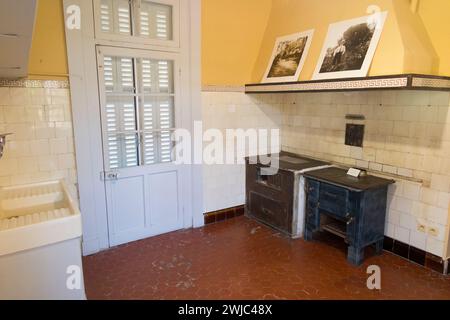 Küche Küche Küche im Musée Renoir, dem ehemaligen Haus von Pierre Auguste Renoir in Cagnes-Sur-Mer, Frankreich, lebte und malte der Künstler in dem Haus. (135) Stockfoto