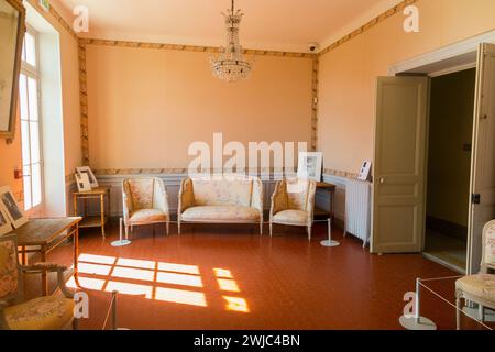 Der Salon im Musée Renoir, dem ehemaligen Haus von Pierre Auguste Renoir in Cagnes-Sur-Mer, Frankreich, lebte und malte in dem Haus. (135) Stockfoto