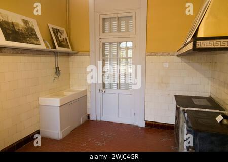 Küche Küche Küche im Musée Renoir, dem ehemaligen Haus von Pierre Auguste Renoir in Cagnes-Sur-Mer, Frankreich, lebte und malte der Künstler in dem Haus. (135) Stockfoto