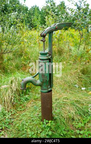 Alte Wasserpumpe auf dem Gelände eines verlassenen Hauses in Rustico, Prince Edward Island, Kanada. Stockfoto